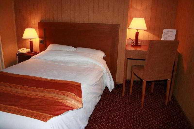 Hotel Princesse Isabelle Puteaux Zimmer foto